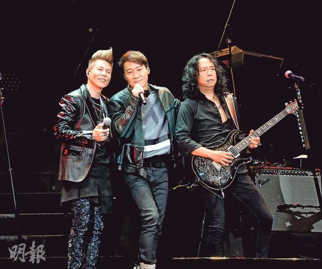 黎明（中）為太極樂隊演唱會做嘉賓，與雷有暉（左）及鄧建明（右）jam歌，掀起全晚高潮。（攝影/記者：陳釗）雷有暉（左）跟鄭俊弘合唱後，興奮擊掌。（攝影/記者：陳釗）鄧建明與鄭俊弘相擁兼面貼面。（攝影/記者：陳釗）雷有暉走落台下與粉絲齊齊Rock。（攝影/記者：陳釗）鄧建明彈住結他走到觀眾席，粉絲即舉機狂影。（攝影/記者：陳釗）