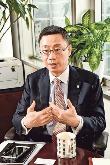 中銀香港資產管理行政總裁區景麟（圖）表示，以中國龐大市場作投資誘因，未來香港可與亞洲其他國家互認基金，最終與美國及歐洲三分天下。（陳淑安攝）