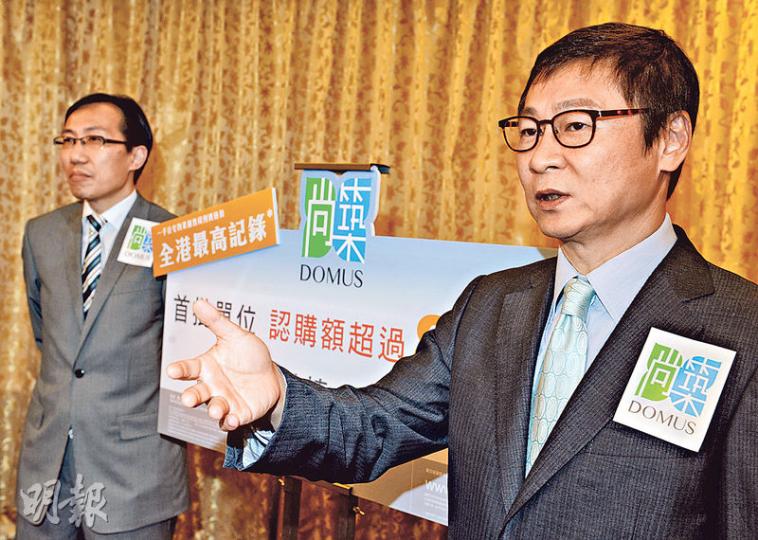 洪水橋尚築昨日盡推餘下單位,次批單位平均折實呎價較首批高逾一成。百利保執行董事兼首席營運官范統(圖右)解釋,次批單位景觀及座向較首批優勝,並非加價發售;圖左為富豪物業代理董事衛振聲。(劉焌陶攝) 洪水橋尚築昨日盡推餘下單位,次批單位平均折實呎價較首批高逾一成。百利保執行董事兼首席營運官范統(圖右)解釋,次批單位景觀及座向較首批優勝,並非加價發售;圖左為富豪物業代理董事衛振聲。(劉焌陶攝)