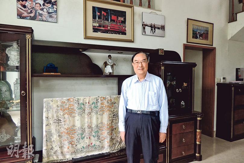 張浚生喺杭州嘅屋企掛咗好多從政時嘅相片,當然唔少得1997年香港回歸儀式(中間上方)啦。(楊柳攝) 張浚生喺杭州嘅屋企掛咗好多從政時嘅相片,當然唔少得1997年香港回歸儀式(中間上方)啦。(楊柳攝)