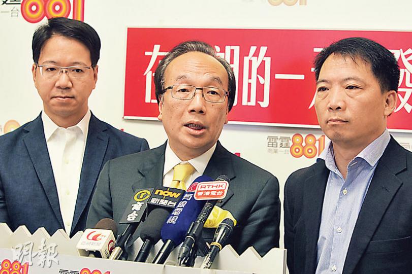 港澳辦主任王光亞日前促泛民召集人應該更開放包容,飯盒會召集人梁家傑(中)說對方「太抬舉」他,反之中央官員前日言論「鐵板一塊」,反而是對泛民最有效的綑綁。左為莫乃光,右為胡志偉。(林俊源攝)民主黨主席劉慧卿(右)昨主持網台節目訪問新民黨主席葉劉淑儀(左),節目前劉及工作人員協助葉太夾好無線咪。(劉焌陶攝) 港澳辦主任王光亞日前促泛民召集人應該更開放包容,飯盒會召集人梁家傑(中)說對方「太抬舉」他,反之中央官員前日言論「鐵板一塊」,反而是對泛民最有效的綑綁。左為莫乃光,右為胡志偉。(林俊源攝)民主黨主席劉慧卿(右)昨主持網台節目訪問新民黨主席葉劉淑儀(左),節目前劉及工作人員協助葉太夾好無線咪。(劉焌陶攝)