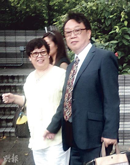 中醫馮繼賢(右)被指為女病人診症時「揸胸」,裁判官昨裁定他非禮罪脫。馮於庭外表現大方,由親友陪同離庭。(張梓鈴攝) 中醫馮繼賢(右)被指為女病人診症時「揸胸」,裁判官昨裁定他非禮罪脫。馮於庭外表現大方,由親友陪同離庭。(張梓鈴攝)
