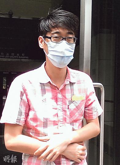 本土民主前線義工梁志恆(圖)早前被裁定擾亂公眾地方秩序罪罪成,其代表律師昨申請覆核聆訊時,要求傳召新的目擊證人,但遭裁判官拒絕。(章淑廉攝) 本土民主前線義工梁志恆(圖)早前被裁定擾亂公眾地方秩序罪罪成,其代表律師昨申請覆核聆訊時,要求傳召新的目擊證人,但遭裁判官拒絕。(章淑廉攝)