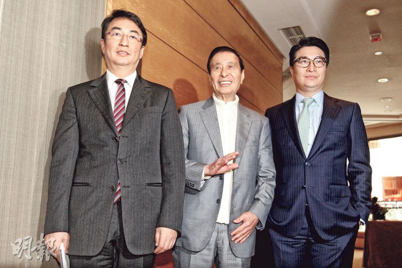 恒基地產主席李兆基（中）昨日表示自己已屆高齡，應該安排接班，但暫時仍想留在恒地完成一些目標後才退下來。圖左為李兆基長子李家傑，右為次子李家誠。（林俊源攝）