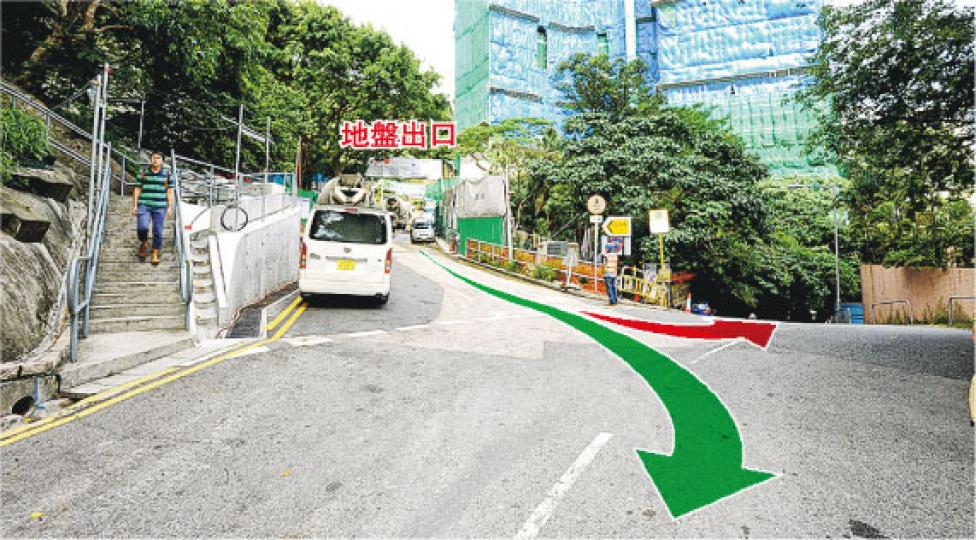 意外中,田螺車由地盤駛出,原應向前駛(綠箭嘴示),司機卻左轉往下駛向無名路(紅箭嘴示),觸發今次嚴重奪命車禍。(衛永康攝)造成1死4傷的薄扶林道嚴重車禍,涉事田螺車昨於驗車中心扣查,可見田螺車右邊車身嚴重損毁。(伍浦鋒攝) 意外中,田螺車由地盤駛出,原應向前駛(綠箭嘴示),司機卻左轉往下駛向無名路(紅箭嘴示),觸發今次嚴重奪命車禍。(衛永康攝)造成1死4傷的薄扶林道嚴重車禍,涉事田螺車昨於驗車中心扣查,可見田螺車右邊車身嚴重損毁。(伍浦鋒攝)