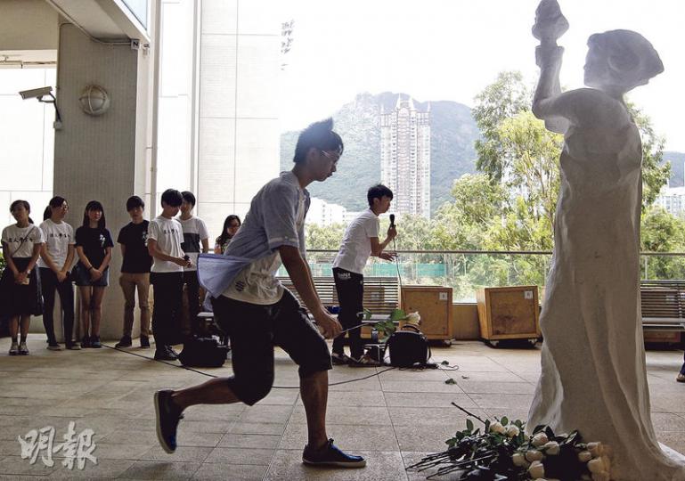 浸大學生會幹事會昨在校園內舉行悼念六四活動，包括向民主女神像獻花和默哀。學生會外務副幹事長、學聯常委張崑陽說，學生會將會在六四當日擺設街站；晚上就會出席港大學生會舉行的悼念晚會，不出席支聯會晚會。（郭慶輝攝）新民黨主席葉劉淑儀早前受訪時說，無論是《國際公民權利及政治權制公約》和《人權法》，都訂明政治權利和提名權不可因一個人的信念而被「篩選」，若一個人因「反共」或「愛共」而不可入閘，是違反人權法。（郭慶輝攝）建設民主中國是否港人責任引起社會討論，公民黨主席余若薇早前接受訪問時說，若中國可以開放點，