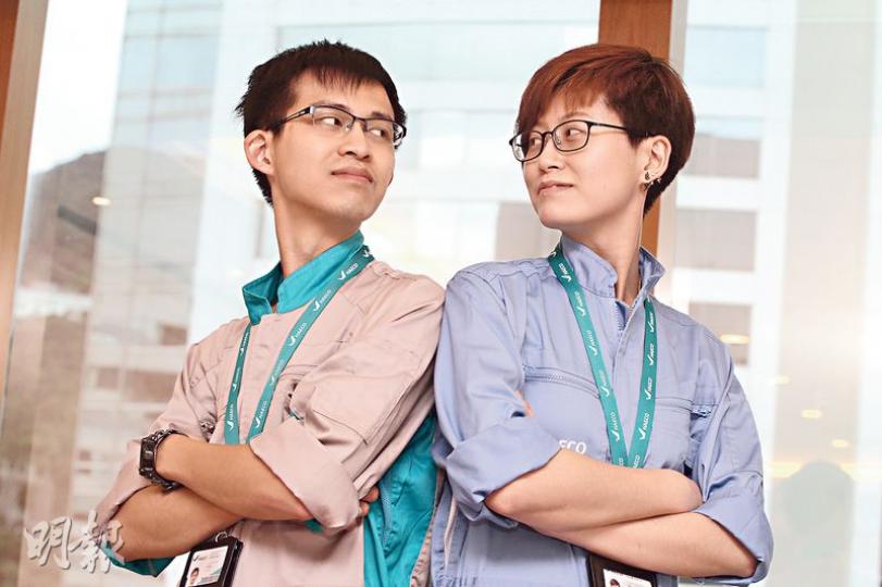 在港機任職工程的姊弟兵陳瑩蔚（Yvonne，右）與陳德鍵（Ken，左）平時在不同崗位工作，回家後卻會互相分享工作感受。（李紹昌攝）