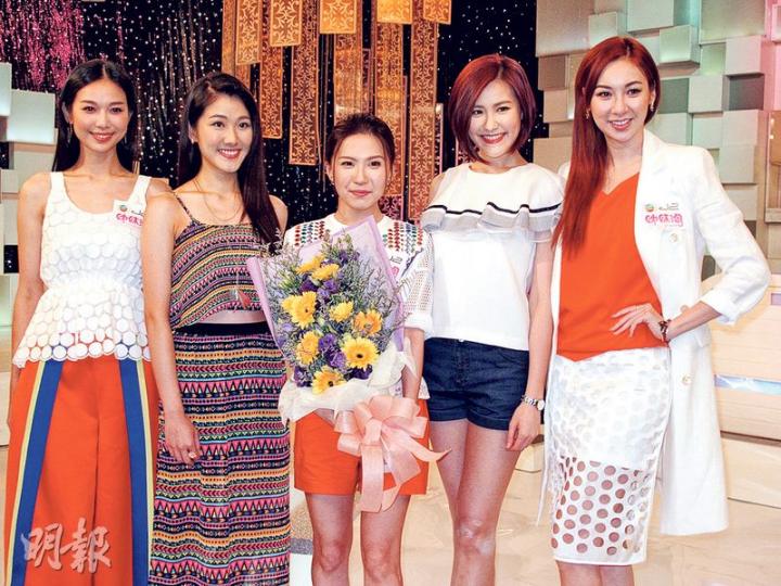 王子涵加入《姊妹淘》任主持，獲莊思敏、楊秀惠送花歡迎。（攝影/記者﹕鍾一虹）