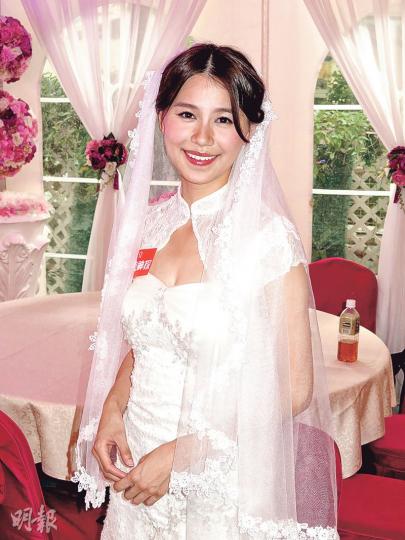 黃翠如的緍紗輕露「事業線」，性感度遠勝香香。（攝影/記者﹕楊安莉）馬國明與香香昨日穿上禮服及婚紗，為劇集《為食神探》拍攝婚禮場面。（攝影/記者﹕楊安莉）