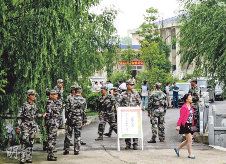 在「東方之星」遊船沉沒的湖北監利,公安封鎖縣城的多個主要區域。圖中可見一間靈堂外豎立「不得入內」的牌子。(鄧宗弘攝) 在「東方之星」遊船沉沒的湖北監利,公安封鎖縣城的多個主要區域。圖中可見一間靈堂外豎立「不得入內」的牌子。(鄧宗弘攝)