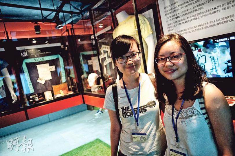 在美國讀書的香港學生譚同學(左)及盧同學,昨專程到六四紀念館參觀。譚說,在美國讀書期間,曾與內地生討論六四,內地生會反問六四在北京發生,與香港無關,為何香港會舉行晚會悼念。她認為既然香港仍有集會和言論自由,應善用機會悼六四。(蘇智鑫攝)學聯不參加今晚支聯會晚會,但昨派成員到旺角東至上水火車沿線派發報道有關1989年六四事件的報章,當中包括《大公報》、《文匯報》頭版,以及包括特首梁振英在內的社會知名人士當年聯署,盼喚醒大眾對六四記憶。學聯說,官員可埋沒良知說話,但市民眼睛雪亮,「要改變現狀,不讓『 在美國讀書的香港學生譚同學(左)及盧同學,昨專程到六四紀念館參觀。譚說,在美國讀書期間,曾與內地生討論六四,內地生會反問六四在北京發生,與香港無關,為何香港會舉行晚會悼念。她認為既然香港仍有集會和言論自由,應善用機會悼六四。(蘇智鑫攝)學聯不參加今晚支聯會晚會,但昨派成員到旺角東至上水火車沿線派發報道有關1989年六四事件的報章,當中包括《大公報》、《文匯報》頭版,以及包括特首梁振英在內的社會知名人士當年聯署,盼喚醒大眾對六四記憶。學聯說,官員可埋沒良知說話,但市民眼睛雪亮,「要改變現狀,不讓『