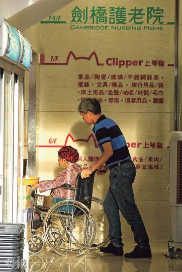 大埔劍橋護老院昨日如常運作,除2樓裝修外,3樓院舍和1樓院舍繼續營運。社署發言人表示,截至昨日有35名2樓至3樓的住客已搬往其他院舍,當中5名住客遷入同院舍1樓的宿位。(林俊源攝) 大埔劍橋護老院昨日如常運作,除2樓裝修外,3樓院舍和1樓院舍繼續營運。社署發言人表示,截至昨日有35名2樓至3樓的住客已搬往其他院舍,當中5名住客遷入同院舍1樓的宿位。(林俊源攝)