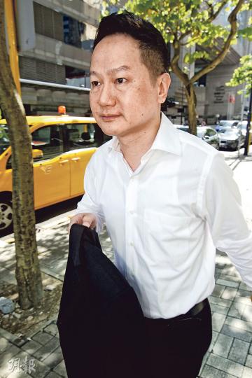 成功把「和民」等日式餐廳引入本港的飲食界名人廖傑民昨步入法庭聽取裁決,最後被判處欺詐罪成,入獄兩年。(郭慶輝攝) 成功把「和民」等日式餐廳引入本港的飲食界名人廖傑民昨步入法庭聽取裁決,最後被判處欺詐罪成,入獄兩年。(郭慶輝攝)