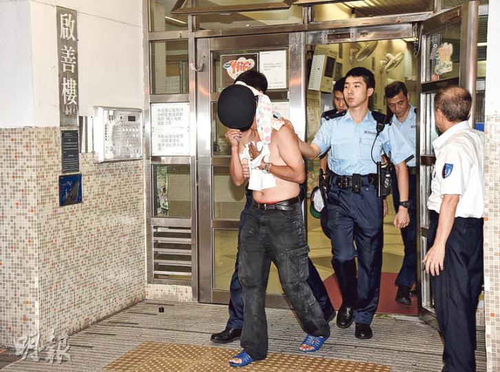 47歲潮州怒漢(蒙頭者)前晚喝酒後與懷孕妻子爭執,其間動手打傷妻子,再爬出窗外危站4小時,終被談判專家勸服,涉普通襲擊被捕帶署調查。(蔡方山攝) 47歲潮州怒漢(蒙頭者)前晚喝酒後與懷孕妻子爭執,其間動手打傷妻子,再爬出窗外危站4小時,終被談判專家勸服,涉普通襲擊被捕帶署調查。(蔡方山攝)
