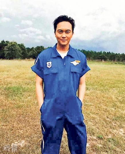 張智霖身在美國參加考機師牌訓練,要做真正Cool魔。(微博圖片)汪東城心願可以做個有型飛機師。(微博圖片)張智霖昨日試駕駛飛機,心情非常興奮。(微博圖片)張智霖(右一)擔任領航機長,與汪東城(左一)等一眾明星學員準備一飛冲天。(微博圖片)曾志偉變倒地西瓜,連女兒曾寶儀都忍不住大笑。(微博圖片)身在悉尼的楊千嬅與丁子高跑到索氣。(微博圖片)G.E.M.(左)與拍檔張芸京在研究如何完成第一天任務。(微博圖片)大病初癒的楊千嬅(中)在老公丁子高陪同下於悉尼參加《極速前進2》,所到之處都吸引大批粉絲包圍 張智霖身在美國參加考機師牌訓練,要做真正Cool魔。(微博圖片)汪東城心願可以做個有型飛機師。(微博圖片)張智霖昨日試駕駛飛機,心情非常興奮。(微博圖片)張智霖(右一)擔任領航機長,與汪東城(左一)等一眾明星學員準備一飛冲天。(微博圖片)曾志偉變倒地西瓜,連女兒曾寶儀都忍不住大笑。(微博圖片)身在悉尼的楊千嬅與丁子高跑到索氣。(微博圖片)G.E.M.(左)與拍檔張芸京在研究如何完成第一天任務。(微博圖片)大病初癒的楊千嬅(中)在老公丁子高陪同下於悉尼參加《極速前進2》,所到之處都吸引大批粉絲包圍