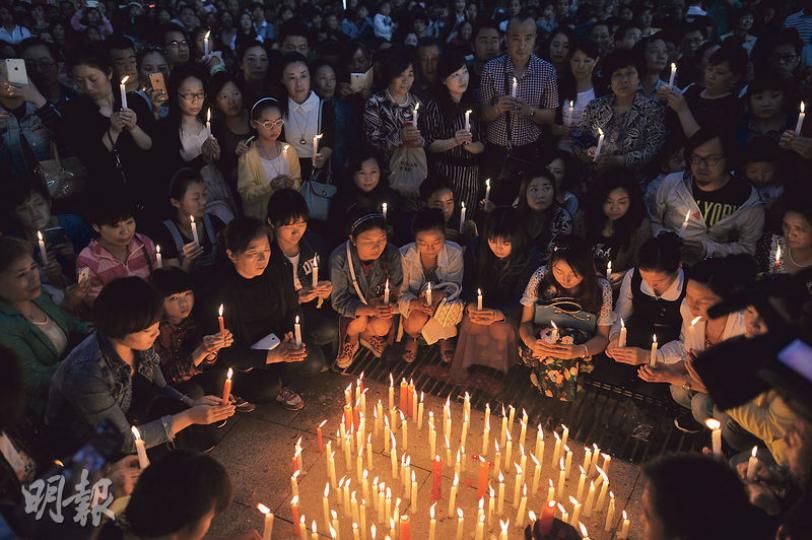 昨日傍晚,大批市民自發到監利玉沙廣場為死難者祈福。(鄧宗弘攝) 昨日傍晚,大批市民自發到監利玉沙廣場為死難者祈福。(鄧宗弘攝)