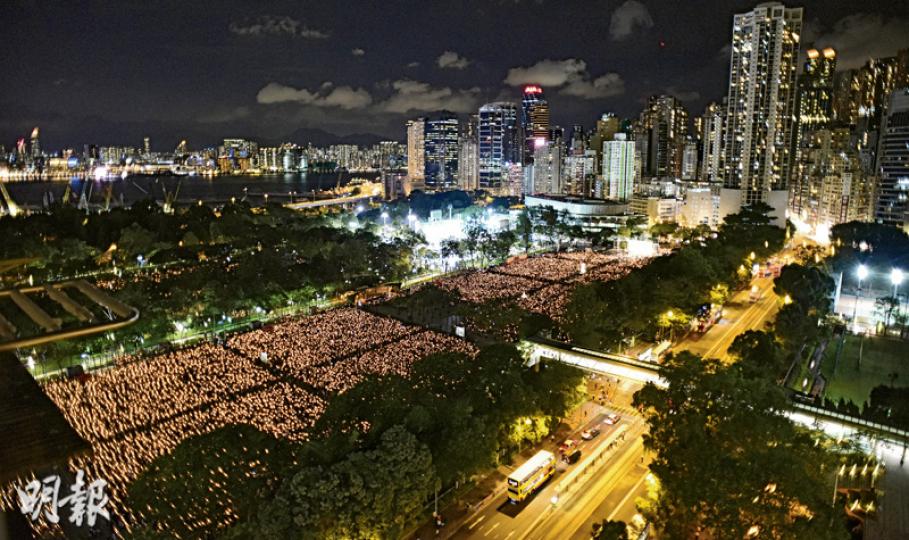 支聯會風雨不改,昨晚在維園舉辦六四26周年燭光晚會,雖然今年人數減少,但燭海仍點滿6個足球場,即使走過四分之一世紀,仍有以萬計市民走出來,一同悼念當年六四死難者。除維園外,六四活動亦「遍地開花」,香港大學及尖沙嘴等地都有六四集會。大會估計,昨晚有13.5萬人出席維園晚會(圖),較去年逾18萬人少約四分之一;警方則估集會最高峰時有46,600人。(陳淑安攝)昨日是雨傘運動後首次維園六四燭光晚會,主辦單位支聯會刻意把六四精神與香港爭取民主運動的理念扣連,大會齊唱《撐起雨傘》,其間有不少人舉傘,維園內 支聯會風雨不改,昨晚在維園舉辦六四26周年燭光晚會,雖然今年人數減少,但燭海仍點滿6個足球場,即使走過四分之一世紀,仍有以萬計市民走出來,一同悼念當年六四死難者。除維園外,六四活動亦「遍地開花」,香港大學及尖沙嘴等地都有六四集會。大會估計,昨晚有13.5萬人出席維園晚會(圖),較去年逾18萬人少約四分之一;警方則估集會最高峰時有46,600人。(陳淑安攝)昨日是雨傘運動後首次維園六四燭光晚會,主辦單位支聯會刻意把六四精神與香港爭取民主運動的理念扣連,大會齊唱《撐起雨傘》,其間有不少人舉傘,維園內
