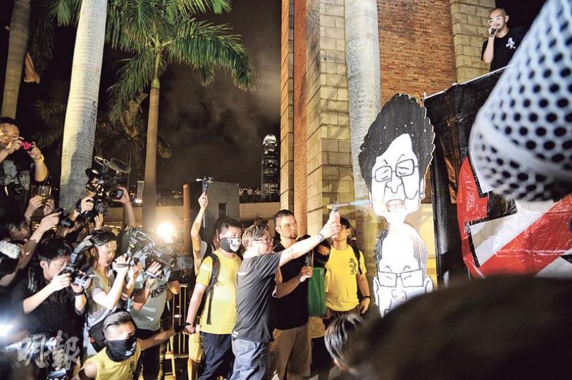 熱血公民在尖沙嘴鐘樓集會時,把政改三人組的漫畫頭像串連起來,立法會議員黃毓民率先向政務司長林鄭月娥畫像頭上噴火,其後3個頭像均焚毁。(賴俊傑攝) 熱血公民在尖沙嘴鐘樓集會時,把政改三人組的漫畫頭像串連起來,立法會議員黃毓民率先向政務司長林鄭月娥畫像頭上噴火,其後3個頭像均焚毁。(賴俊傑攝)