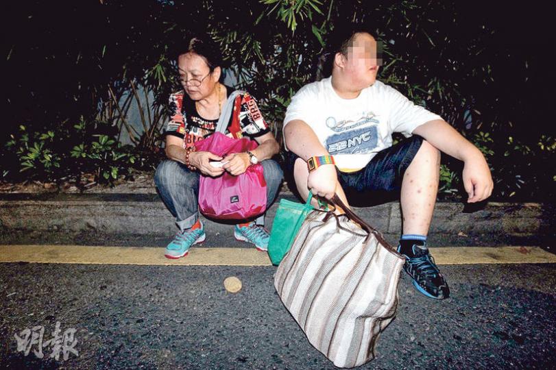 懷仔(右)昨自願遣返內地,由外婆周紹璇(左)陪同出境,兩人昨晚8時許在內地羅湖出境大樓附近游走,並着傳媒勿追訪,其間一度坐在路旁休息。(林俊源攝)匿藏香港9年、報稱12歲的懷仔,昨向入境處表示自願遣返,入境處決定即日遣返,派車將懷仔、陪同懷仔的外婆周紹璇(後排持桃紅色袋)與一名協助的工聯會女職員,送到羅湖口岸。(李紹昌攝) 懷仔(右)昨自願遣返內地,由外婆周紹璇(左)陪同出境,兩人昨晚8時許在內地羅湖出境大樓附近游走,並着傳媒勿追訪,其間一度坐在路旁休息。(林俊源攝)匿藏香港9年、報稱12歲的懷仔,昨向入境處表示自願遣返,入境處決定即日遣返,派車將懷仔、陪同懷仔的外婆周紹璇(後排持桃紅色袋)與一名協助的工聯會女職員,送到羅湖口岸。(李紹昌攝)