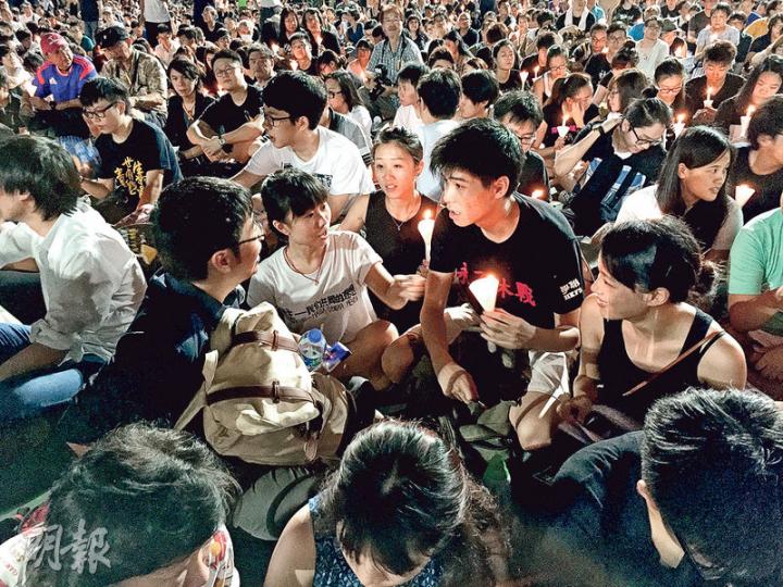 學聯前秘書長周永康、前副秘書長岑敖暉(中持燭光)和現任秘書長羅冠聰都有出席支聯會六四晚會。(何曉勤攝)維園六四晚會亦係政團吸金機會,公民黨噚日喺銅鑼灣擺站籌款,主席余若薇(右)嗌咪。(楊康琪攝)學民思潮喺銅鑼灣街頭、街尾各擺一個籌款街站,召集人黃之鋒不時來回嗌咪,唔少人奉獻百元「紅衫魚」入錢箱。(楊康琪攝) 學聯前秘書長周永康、前副秘書長岑敖暉(中持燭光)和現任秘書長羅冠聰都有出席支聯會六四晚會。(何曉勤攝)維園六四晚會亦係政團吸金機會,公民黨噚日喺銅鑼灣擺站籌款,主席余若薇(右)嗌咪。(楊康琪攝)學民思潮喺銅鑼灣街頭、街尾各擺一個籌款街站,召集人黃之鋒不時來回嗌咪,唔少人奉獻百元「紅衫魚」入錢箱。(楊康琪攝)