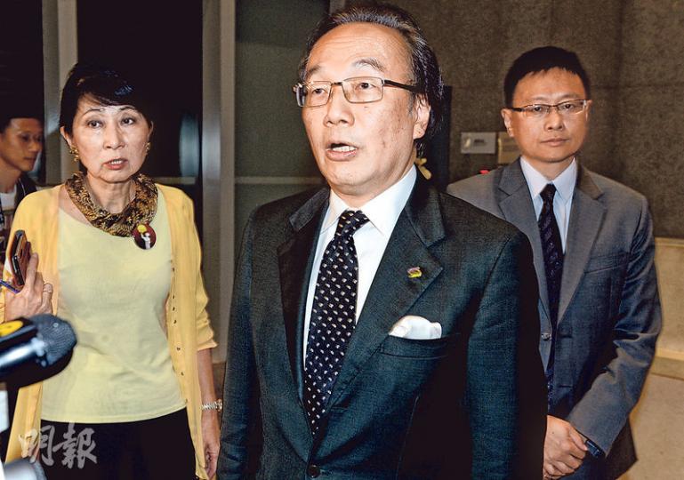 公民黨3名議員,毛孟靜(左起)、梁家傑及陳家洛,昨午與政務司長林鄭月娥會面。他們引述林太稱,落實普選,對泛民反而有利;但林太未能說服公民黨。毛昨日一襲黃衣赴會,據悉,林太昨身穿藍衣。(劉焌陶攝)醫學界議員梁家騮(右)昨早與特首梁振英會面,會後梁家騮表示維持對政改投反對票的意向。(劉焌陶攝) 公民黨3名議員,毛孟靜(左起)、梁家傑及陳家洛,昨午與政務司長林鄭月娥會面。他們引述林太稱,落實普選,對泛民反而有利;但林太未能說服公民黨。毛昨日一襲黃衣赴會,據悉,林太昨身穿藍衣。(劉焌陶攝)醫學界議員梁家騮(右)昨早與特首梁振英會面,會後梁家騮表示維持對政改投反對票的意向。(劉焌陶攝)