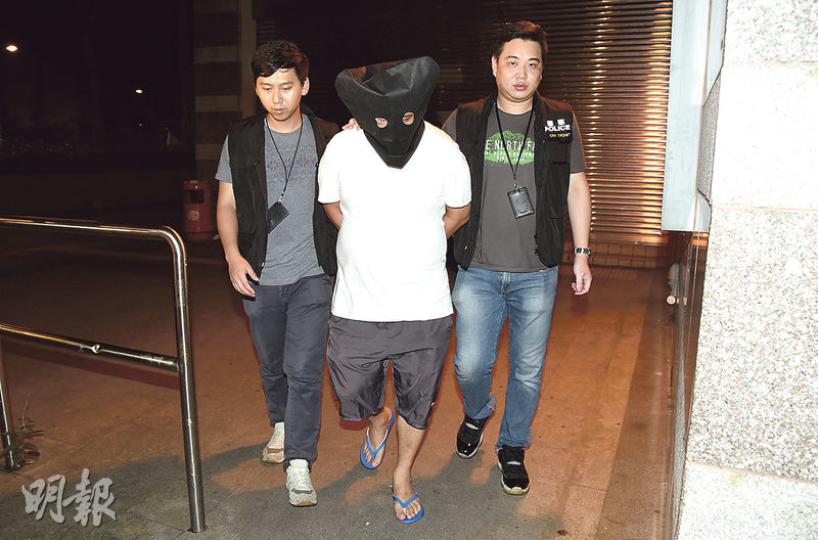 大埔警區反黑組探員偵破黑幫內訌的傷人案,昨凌晨將兩名涉案兇徒押返上水石湖墟街市蒐證,圖為其中一名被捕者。(蔡方山攝) 大埔警區反黑組探員偵破黑幫內訌的傷人案,昨凌晨將兩名涉案兇徒押返上水石湖墟街市蒐證,圖為其中一名被捕者。(蔡方山攝)