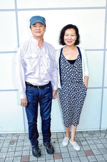 狄龍本想執企理見孫女,但因洗頭而遲到了,結果被太太陶敏明鬧。(攝影:鍾偉茵)譚俊彥覺得女兒似自己。(攝影:鍾偉茵)譚俊彥與太太喜迎女兒出世,一家三口溫馨幸福。(微博圖片)任祉妍親親寶貝女。(微博圖片) 狄龍本想執企理見孫女,但因洗頭而遲到了,結果被太太陶敏明鬧。(攝影:鍾偉茵)譚俊彥覺得女兒似自己。(攝影:鍾偉茵)譚俊彥與太太喜迎女兒出世,一家三口溫馨幸福。(微博圖片)任祉妍親親寶貝女。(微博圖片)
