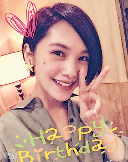 楊丞琳笑住舉V祝自己生日快樂!(微博圖片) 楊丞琳笑住舉V祝自己生日快樂!(微博圖片)