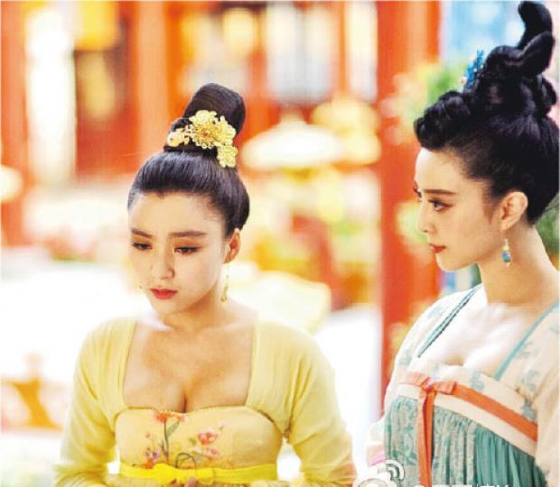 范冰冰(右)的御用替身王亞楠(左),已晉身幕前,在《武則天》中演文娘一角。(微博圖片)王亞楠(右圖)跟范冰冰(左圖)極之相似,驟眼看以為兩張都是范冰冰的自拍照。(微博圖片)章子怡(左圖)的替身姚信子(右圖)也是一名星級美女替身。(微博圖片)陳妍希(左圖)在《神鵰俠侶》的替身(右圖)樣貌可愛。(微博圖片)王亞楠(上圖)在《武則天》裏仍有為范冰冰(左圖右)任替身,拍攝武打鏡頭。(微博圖片) 范冰冰(右)的御用替身王亞楠(左),已晉身幕前,在《武則天》中演文娘一角。(微博圖片)王亞楠(右圖)跟范冰冰(左圖)極之相似,驟眼看以為兩張都是范冰冰的自拍照。(微博圖片)章子怡(左圖)的替身姚信子(右圖)也是一名星級美女替身。(微博圖片)陳妍希(左圖)在《神鵰俠侶》的替身(右圖)樣貌可愛。(微博圖片)王亞楠(上圖)在《武則天》裏仍有為范冰冰(左圖右)任替身,拍攝武打鏡頭。(微博圖片)