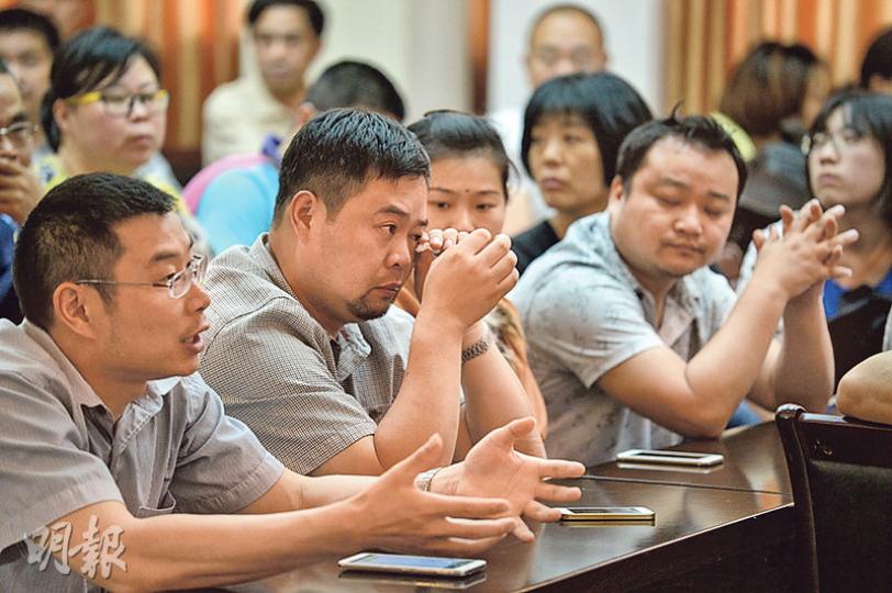 長江沉船事故有南京家屬開會了解救援情况,對於已過黃金救援72小時,家屬均表現無奈。(鄧宗弘攝) 長江沉船事故有南京家屬開會了解救援情况,對於已過黃金救援72小時,家屬均表現無奈。(鄧宗弘攝)