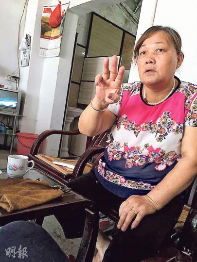 在村內土生土長的街坊肖太太稱,曾聽聞肖友懷父親因家庭困難,將當時約3歲大的小兒子懷仔送給別人收養,但不知送去何人何方。(明報記者攝) 在村內土生土長的街坊肖太太稱,曾聽聞肖友懷父親因家庭困難,將當時約3歲大的小兒子懷仔送給別人收養,但不知送去何人何方。(明報記者攝)