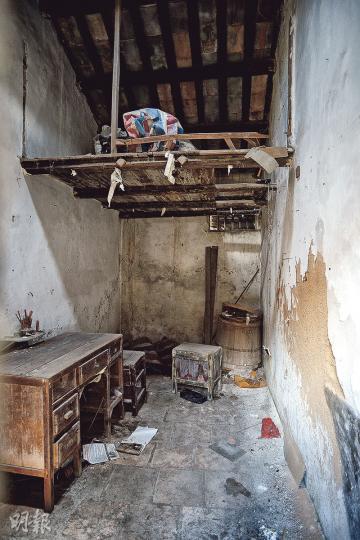 肖友懷父親一家三口所居石屋破爛不堪,當地街坊稱,2至3年前一家已遷出,四處寄居,但偶爾在石屋附近見一家三口身影。記者現場所見,石屋內閣樓不少木板折斷,地上散佈零星雜物。(明報記者攝)肖友懷的叔叔肖輝智稱,近年甚少與其兄輝鴻溝通,了解不多,只知他失去工作能力後,將兒子送給人撫養。(明報記者攝)肖友懷父親居住的茂北村,到處都是瓦礫和碎木,不少石屋已荒廢,無人居住。(明報記者攝) 肖友懷父親一家三口所居石屋破爛不堪,當地街坊稱,2至3年前一家已遷出,四處寄居,但偶爾在石屋附近見一家三口身影。記者現場所見,石屋內閣樓不少木板折斷,地上散佈零星雜物。(明報記者攝)肖友懷的叔叔肖輝智稱,近年甚少與其兄輝鴻溝通,了解不多,只知他失去工作能力後,將兒子送給人撫養。(明報記者攝)肖友懷父親居住的茂北村,到處都是瓦礫和碎木,不少石屋已荒廢,無人居住。(明報記者攝)
