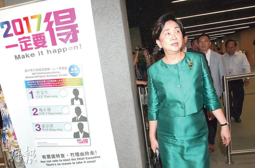 民主黨主席劉慧卿昨和4名黨友到政府總部與政務司長林鄭月娥會面商討政改,但另一黨友黃碧雲因病沒有赴會。(李紹昌攝) 民主黨主席劉慧卿昨和4名黨友到政府總部與政務司長林鄭月娥會面商討政改,但另一黨友黃碧雲因病沒有赴會。(李紹昌攝)