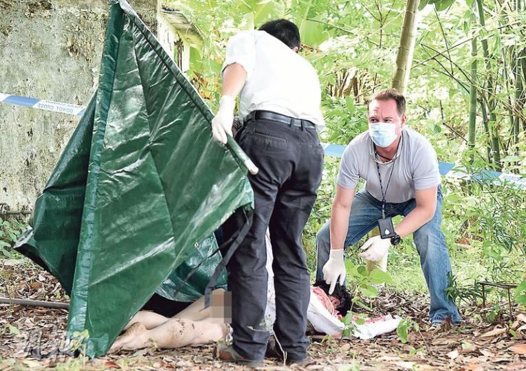 大嶼南長沙下村對開海面昨發現女子浮屍,1個月前調任大嶼南分區指揮官的班立志總督察(右)到場調查,發現屍體傷痕纍纍,右耳珠似被連耳環一併扯脫,案件交重案組跟進。(蔡方山攝)警員一度把發現女浮屍的石灘封鎖蒐證,其間有男村民(白衣者)曾落海協助把女死者穿著的白色波鞋撈上岸。(蔡方山攝) 大嶼南長沙下村對開海面昨發現女子浮屍,1個月前調任大嶼南分區指揮官的班立志總督察(右)到場調查,發現屍體傷痕纍纍,右耳珠似被連耳環一併扯脫,案件交重案組跟進。(蔡方山攝)警員一度把發現女浮屍的石灘封鎖蒐證,其間有男村民(白衣者)曾落海協助把女死者穿著的白色波鞋撈上岸。(蔡方山攝)