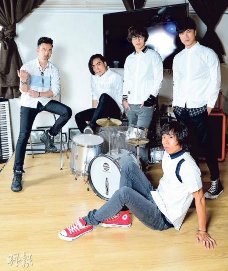 Mr.經歷了險「散Band」的七年之癢,踏入第八年,他們的工作模式將會改變,除了主力做樂隊工作,亦有意分開發展。(攝影:梁迺楠)Mr.五子Tom(左起)、Ronny、Dash、Alan及MJ各自拿着自己的肖像宣傳新專輯《現實遊戲》。(攝影:梁迺楠) Mr.經歷了險「散Band」的七年之癢,踏入第八年,他們的工作模式將會改變,除了主力做樂隊工作,亦有意分開發展。(攝影:梁迺楠)Mr.五子Tom(左起)、Ronny、Dash、Alan及MJ各自拿着自己的肖像宣傳新專輯《現實遊戲》。(攝影:梁迺楠)