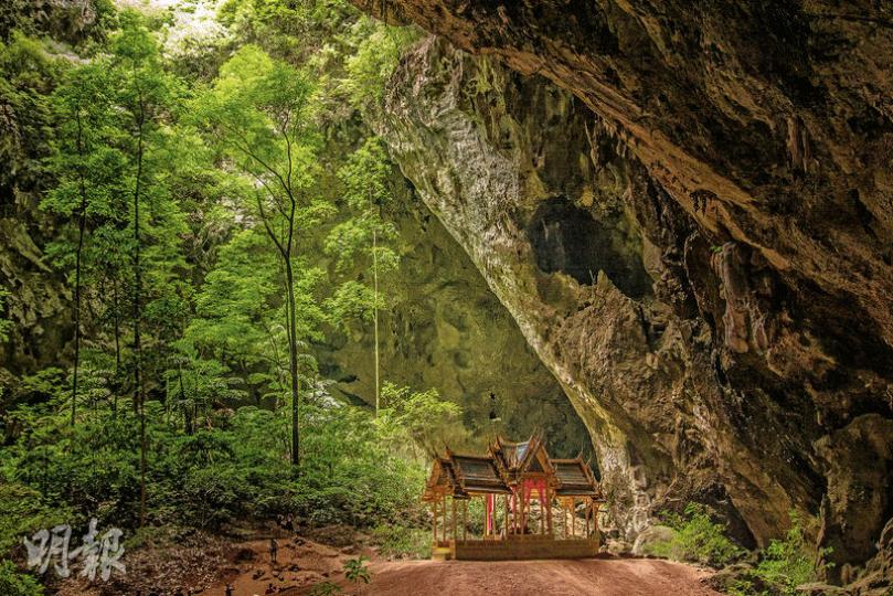 遊覽洞穴Phraya Nakhon Cave,要捕捉洞內光影最美最神奇的畫面,就要準時早上11時前去到等待。(潘蔚能攝)從Bang Pu漁村走到相隔10分鐘車程的另一條漁村,第一個感覺以為自己去了桂林。(潘蔚能攝)登山入洞前,導遊把尋幽探秘的工作交給這個只有8歲的小妹妹(中),小嚮導性格冷傲,全程不發一言,但準確帶我們到目的地。(潘蔚能攝)在國家公園內隨時可以看到變幻莫測的大自然景象,我們碰到這風雨欲來一刻很震撼。(潘蔚能攝)這個被龍包圍的巨蟹雕像是Bang Pu漁村的地標,亦是代表進入國家公園 遊覽洞穴Phraya Nakhon Cave,要捕捉洞內光影最美最神奇的畫面,就要準時早上11時前去到等待。(潘蔚能攝)從Bang Pu漁村走到相隔10分鐘車程的另一條漁村,第一個感覺以為自己去了桂林。(潘蔚能攝)登山入洞前,導遊把尋幽探秘的工作交給這個只有8歲的小妹妹(中),小嚮導性格冷傲,全程不發一言,但準確帶我們到目的地。(潘蔚能攝)在國家公園內隨時可以看到變幻莫測的大自然景象,我們碰到這風雨欲來一刻很震撼。(潘蔚能攝)這個被龍包圍的巨蟹雕像是Bang Pu漁村的地標,亦是代表進入國家公園