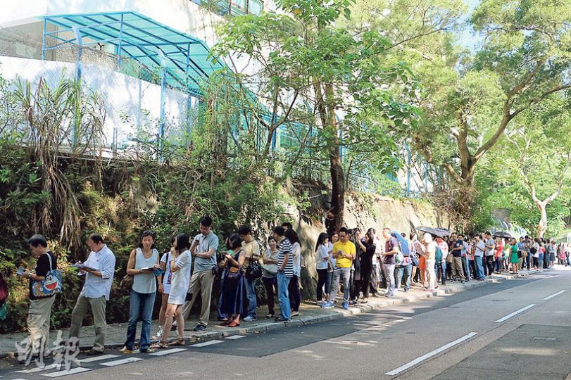 聖士提反書院附屬小學昨日舉辦小一入學簡介會,吸引數百名家長到場,早上8時多已有約200名家長於校門外排隊,大多家長同時申請認購該校的100萬元票據。(邱榕瀅攝)聖士提反書院附屬小學昨日舉辦小一入學簡介會,有數百家長出席,部分家長把私家車泊在路邊,簡介會期間,有私家車因阻塞道路被警察發出告票,該校職員在會上舉牌提醒家長「警察抄牌」。(李紹昌攝) 聖士提反書院附屬小學昨日舉辦小一入學簡介會,吸引數百名家長到場,早上8時多已有約200名家長於校門外排隊,大多家長同時申請認購該校的100萬元票據。(邱榕瀅攝)聖士提反書院附屬小學昨日舉辦小一入學簡介會,有數百家長出席,部分家長把私家車泊在路邊,簡介會期間,有私家車因阻塞道路被警察發出告票,該校職員在會上舉牌提醒家長「警察抄牌」。(李紹昌攝)