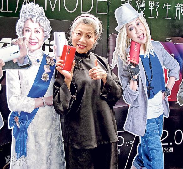 羅蘭化身「龍婆」出席手機宣傳活動。(攝影/記者:鍾一虹) 羅蘭化身「龍婆」出席手機宣傳活動。(攝影/記者:鍾一虹)