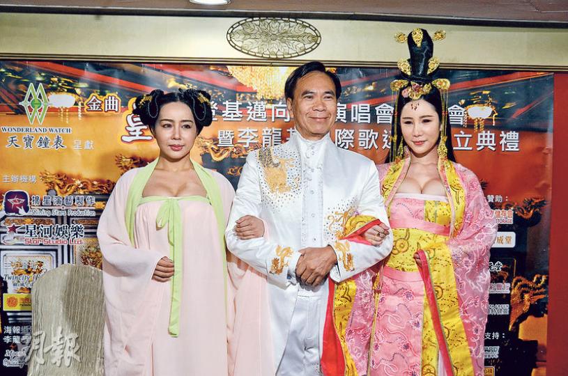 李龍基有兩美伴出場好艷福,卻被艾美琦(右)曬胸搶去風頭。(攝影/記者:柯美)大AL(左起)、李龍基、夏韶聲及李麗霞會否來個四重唱呢?(攝影/記者:柯美) 李龍基有兩美伴出場好艷福,卻被艾美琦(右)曬胸搶去風頭。(攝影/記者:柯美)大AL(左起)、李龍基、夏韶聲及李麗霞會否來個四重唱呢?(攝影/記者:柯美)