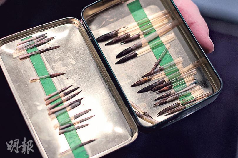 喜姆畫師需使用的各種大小畫筆,果然是工欲善其事。(李澤彤攝)瓷像所使用的礦物顏料,都標上編號,畫師需依指定的顏色來繪畫,還原喜姆修女畫作所使用的色彩,不能胡亂創作。(李澤彤攝)這個限量版Bee Creative瓷像的底部,標明了限量編號,既有Thomas的簽名,也有喜姆修女的外甥兼博物館館長Alfred Hummel的親筆簽名。(李澤彤攝) 喜姆畫師需使用的各種大小畫筆,果然是工欲善其事。(李澤彤攝)瓷像所使用的礦物顏料,都標上編號,畫師需依指定的顏色來繪畫,還原喜姆修女畫作所使用的色彩,不能胡亂創作。(李澤彤攝)這個限量版Bee Creative瓷像的底部,標明了限量編號,既有Thomas的簽名,也有喜姆修女的外甥兼博物館館長Alfred Hummel的親筆簽名。(李澤彤攝)