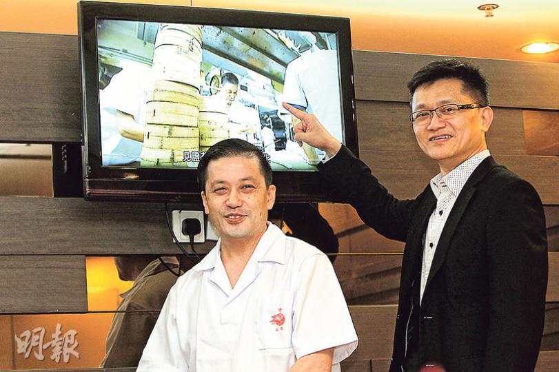 積金局今日起推出新宣傳短片,搵嚟酒樓點心師傅兼工會主席郭宏興(左)做主角之一,指以前呢行工友唔受保障,有咗強積金制度,起碼法例寫得清楚。右為積金局機構事務總監鄭恩賜。(林俊源攝) 積金局今日起推出新宣傳短片,搵嚟酒樓點心師傅兼工會主席郭宏興(左)做主角之一,指以前呢行工友唔受保障,有咗強積金制度,起碼法例寫得清楚。右為積金局機構事務總監鄭恩賜。(林俊源攝)