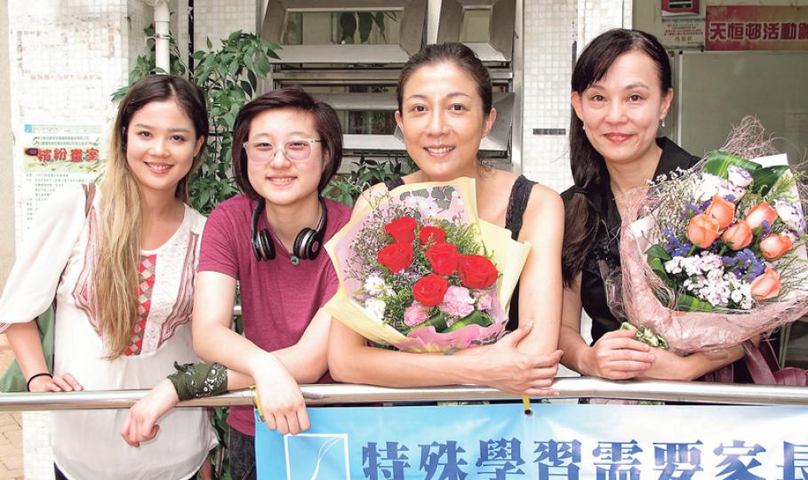 吳綺莉(右二)與翁靜晶(右一)皆母女檔上陣到天水圍為「特殊學習需要家長協會」做義工,由於協會7月面臨搬遷但未找到合適會址問題,她們呼籲有關方面關注及提供協助。(攝影/記者﹕唐嘉晞)吳綺莉與女兒卓林大和解,母女首度合作做義工開繪畫班,第一堂教畫長方形物件。(攝影/記者﹕唐嘉晞)劉萬儀與吳卓林教小朋友畫畫落足心機。(攝影/記者﹕唐嘉晞)吳綺莉首次開繪畫班教學,卓林與劉萬儀當助教。(攝影/記者﹕唐嘉晞) 吳綺莉(右二)與翁靜晶(右一)皆母女檔上陣到天水圍為「特殊學習需要家長協會」做義工,由於協會7月面臨搬遷但未找到合適會址問題,她們呼籲有關方面關注及提供協助。(攝影/記者﹕唐嘉晞)吳綺莉與女兒卓林大和解,母女首度合作做義工開繪畫班,第一堂教畫長方形物件。(攝影/記者﹕唐嘉晞)劉萬儀與吳卓林教小朋友畫畫落足心機。(攝影/記者﹕唐嘉晞)吳綺莉首次開繪畫班教學,卓林與劉萬儀當助教。(攝影/記者﹕唐嘉晞)