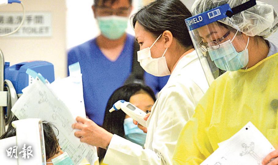 港府決定把MERS應變級別由「戒備」提升至「嚴重」,進出病房等地須戴口罩,探病時間亦縮短,公立醫院昨已嚴陣以待,醫護替市民探熱時也戴口罩,並穿保護裝備。(蘇智鑫攝)食衛局長高永文(中)昨在跨部門會議後公布,因應韓國疫情有社區傳播風險,發出「旅遊健康建議」籲港人勿赴韓,但未發旅遊警示,強調目前最重要考慮是市民健康。左起﹕衛生防護中心總監梁挺雄、衛生署長陳漢儀、高永文、醫管局行政總裁梁栢賢和該局質素及安全總監區結成。(余俊亮攝) 港府決定把MERS應變級別由「戒備」提升至「嚴重」,進出病房等地須戴口罩,探病時間亦縮短,公立醫院昨已嚴陣以待,醫護替市民探熱時也戴口罩,並穿保護裝備。(蘇智鑫攝)食衛局長高永文(中)昨在跨部門會議後公布,因應韓國疫情有社區傳播風險,發出「旅遊健康建議」籲港人勿赴韓,但未發旅遊警示,強調目前最重要考慮是市民健康。左起﹕衛生防護中心總監梁挺雄、衛生署長陳漢儀、高永文、醫管局行政總裁梁栢賢和該局質素及安全總監區結成。(余俊亮攝)