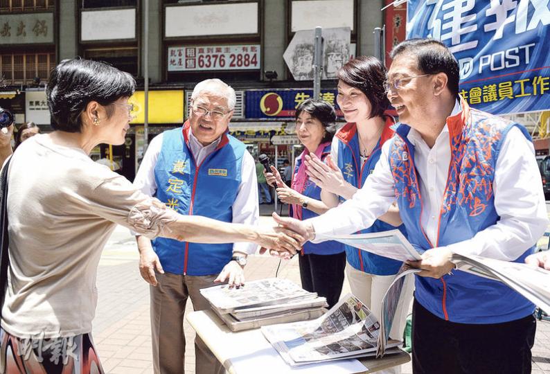 民建聯去灣仔派《建報》,反應唔錯,不時有市民要求合照,又同議員握手,但亦有人去問民建聯主席李慧琼(右二)「你哋係支持政府定係點?」(余俊亮攝) 民建聯去灣仔派《建報》,反應唔錯,不時有市民要求合照,又同議員握手,但亦有人去問民建聯主席李慧琼(右二)「你哋係支持政府定係點?」(余俊亮攝)