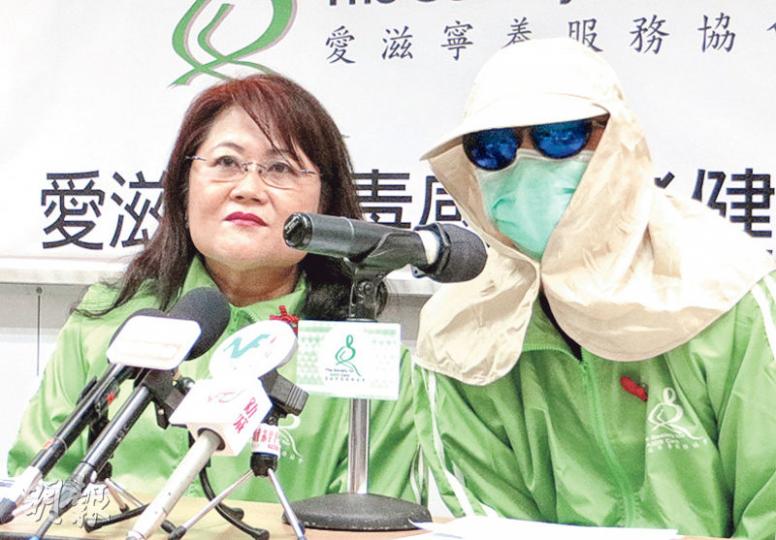 感染愛滋病毒20年的李先生(化名,右)昨坐着輪椅出席記者會。他說當初延誤治療,以致出現嚴重後遺症,影響手腳神經,他盼以自身經歷,鼓勵大眾及早檢測。左為愛滋寧養服務協會行政總監陳麗卿。(陳倢朗攝) 感染愛滋病毒20年的李先生(化名,右)昨坐着輪椅出席記者會。他說當初延誤治療,以致出現嚴重後遺症,影響手腳神經,他盼以自身經歷,鼓勵大眾及早檢測。左為愛滋寧養服務協會行政總監陳麗卿。(陳倢朗攝)