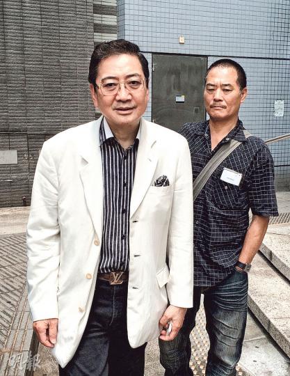 博愛醫院前主席蕭炎坤(左)昨現身法庭,表示願替被告作人事擔保,庭外他自稱是被告的「鄉親」。(黃建邦攝)涉嫌自稱「14K龍頭」的被告蕭旭成(戴口罩者),昨離開法庭時獲大批親友開傘掩護,其間其中一把傘突然反了起來。(黃建邦攝) 博愛醫院前主席蕭炎坤(左)昨現身法庭,表示願替被告作人事擔保,庭外他自稱是被告的「鄉親」。(黃建邦攝)涉嫌自稱「14K龍頭」的被告蕭旭成(戴口罩者),昨離開法庭時獲大批親友開傘掩護,其間其中一把傘突然反了起來。(黃建邦攝)