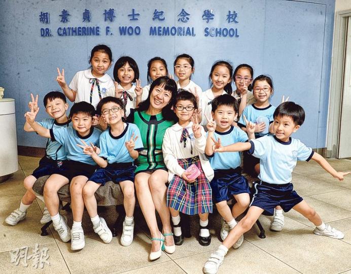 談鳳儀校長(前排中)認為藝術可以薰陶學生性情,故以各種形式在學校力推藝術教育。(劉焌陶攝)胡素貞博士紀念學校設有校園電視台,讓學生從中學習創意思維及團隊合作精神。(劉焌陶攝)午間藝萃坊 (劉焌陶攝)在午間藝萃坊,有學生演奏樂器和表演魔術的環節。談校長表示學生報名便可上台,即使水準可能有參差,但能激勵學生自信。(劉焌陶攝)從學生的作品可看出他們的想像力有多豐富。(劉焌陶攝)同學在小息時可以自由到圖書館、電腦室或操場,反映學校對學生的信任。(劉焌陶攝)學校聘請了3位外籍英語教師,大大增加學生學習純正 談鳳儀校長(前排中)認為藝術可以薰陶學生性情,故以各種形式在學校力推藝術教育。(劉焌陶攝)胡素貞博士紀念學校設有校園電視台,讓學生從中學習創意思維及團隊合作精神。(劉焌陶攝)午間藝萃坊 (劉焌陶攝)在午間藝萃坊,有學生演奏樂器和表演魔術的環節。談校長表示學生報名便可上台,即使水準可能有參差,但能激勵學生自信。(劉焌陶攝)從學生的作品可看出他們的想像力有多豐富。(劉焌陶攝)同學在小息時可以自由到圖書館、電腦室或操場,反映學校對學生的信任。(劉焌陶攝)學校聘請了3位外籍英語教師,大大增加學生學習純正
