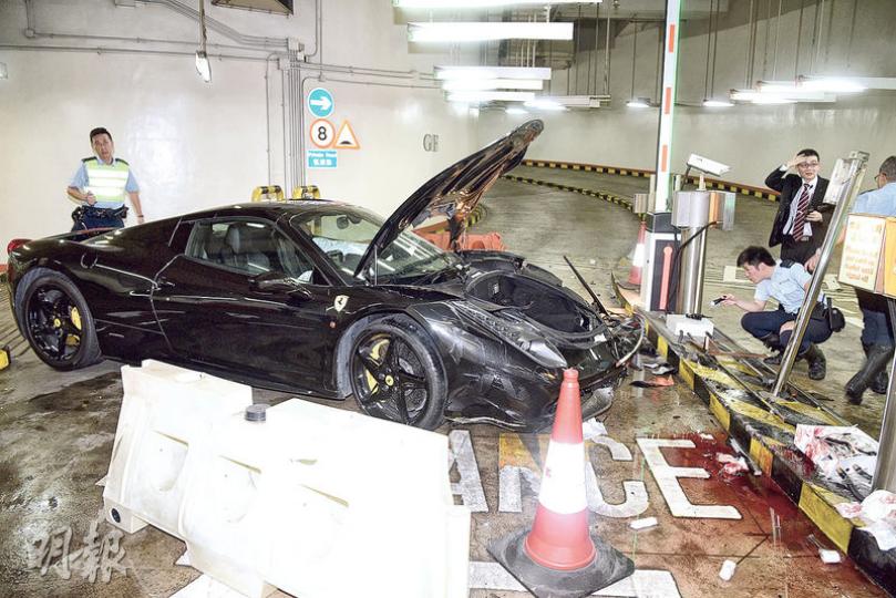 尖沙嘴漾日居昨發生奪命車禍,一輛法拉利跑車失控衝入屋苑停車場出入口,先與一輛瑪莎拉蒂跑車相撞,再撞倒站於閘機執勤的保安員,保安員送院後傷重不治,現場遺下大灘血漬。(蔡方山攝)肇事法拉利車主及司機James任職跨國銀行高層,初步未見受傷,並通過酒精呼氣測試,帶署調查。(蔡方山攝) 尖沙嘴漾日居昨發生奪命車禍,一輛法拉利跑車失控衝入屋苑停車場出入口,先與一輛瑪莎拉蒂跑車相撞,再撞倒站於閘機執勤的保安員,保安員送院後傷重不治,現場遺下大灘血漬。(蔡方山攝)肇事法拉利車主及司機James任職跨國銀行高層,初步未見受傷,並通過酒精呼氣測試,帶署調查。(蔡方山攝)