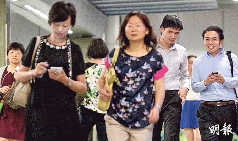 公務員昨下班時收到喜訊,行會決定公務員加薪幅度「加碼」0.5百分點,是回歸後首次。額外加薪0.5百分點涉款9億元,連同資助機構撥款,調薪所涉總開支達82.2億元,較去年89億元相關開支為低。公務員團體要在周四前向公務員事務局方表達意見,局方會把建議交行會最後拍板。(鄧宗弘攝) 公務員昨下班時收到喜訊,行會決定公務員加薪幅度「加碼」0.5百分點,是回歸後首次。額外加薪0.5百分點涉款9億元,連同資助機構撥款,調薪所涉總開支達82.2億元,較去年89億元相關開支為低。公務員團體要在周四前向公務員事務局方表達意見,局方會把建議交行會最後拍板。(鄧宗弘攝)