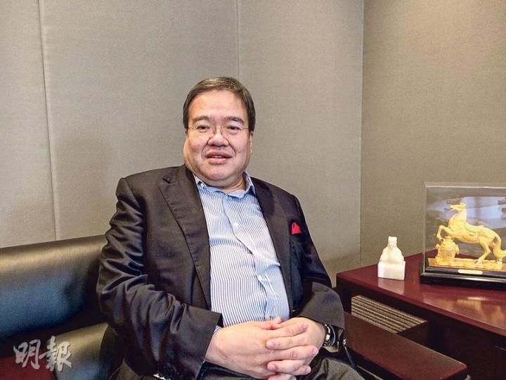 全國政協常委胡定旭指現時政府提出的提委會「2至n」票提名方法,變數甚多,不排除溫和泛民也有機會「出閘」。(黃振豪攝) 全國政協常委胡定旭指現時政府提出的提委會「2至n」票提名方法,變數甚多,不排除溫和泛民也有機會「出閘」。(黃振豪攝)